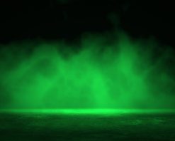 دودی که بر فراز آسفالت پرواز می‌کند با نور نئون روشن شده است. ویدیوی استوک انیمیشن حلقه‌ای. ویدیوی استوک 4K