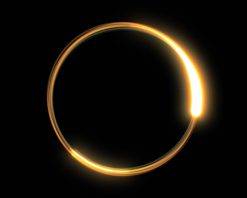 پس‌زمینه انتزاعی حلقه طلایی. دنباله‌های نور طلایی که شکل دایره‌ای روی زمینه مشکی تشکیل می‌دهند. خطوط درخشان که گرداب می‌سازند. فضای گرد برای متن و لوگو. رگه‌های درخشان و در حال پرواز. انیمیشن سه‌بعدی قابل تکرار با کیفیت 4K.