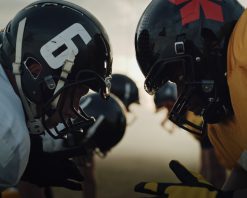 تیم‌های آماده برای شروع بازی فوتبال آمریکایی: نمای نزدیک از دو بازیکن حرفه‌ای، رویارویی تهاجمی. جنگجویان رقابتی سرشار از انرژی، قدرت و مهارت وحشیانه. نگاه خیره دراماتیک. نمای سینمایی، ویدیوی استوک 4K