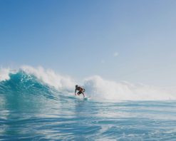 ویدیوی استوک 4K از موج‌سوار جوان که با پیچ و تاب‌های پیچیده از هم جدا می‌شود