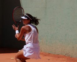 ویدیوی استوک 4K از بازیکن تنیس زن که در زمین خاکی به توپ ضربه می‌زند