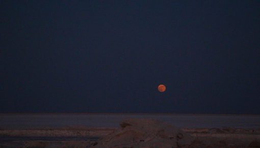 mrmiix.com_Time lapse of moon rise over salt-lake in Iran