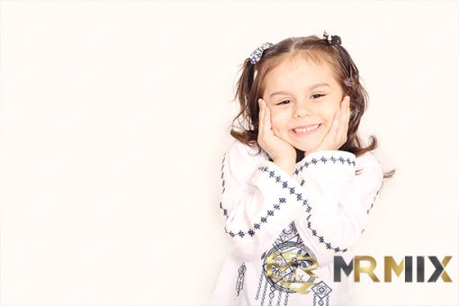 mrmiix.com_Happy little girl wearing