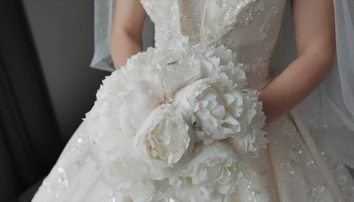 mrmiix.com_bride with a luxurious white bouquet